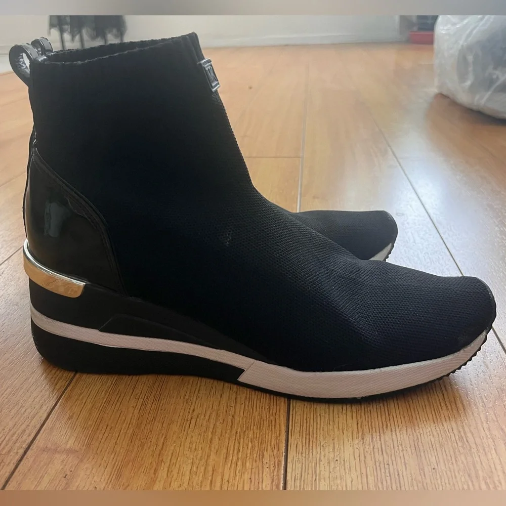 Michael kors Skyler knit ankle bootie/heeled slip on sneaker, woman’s 9